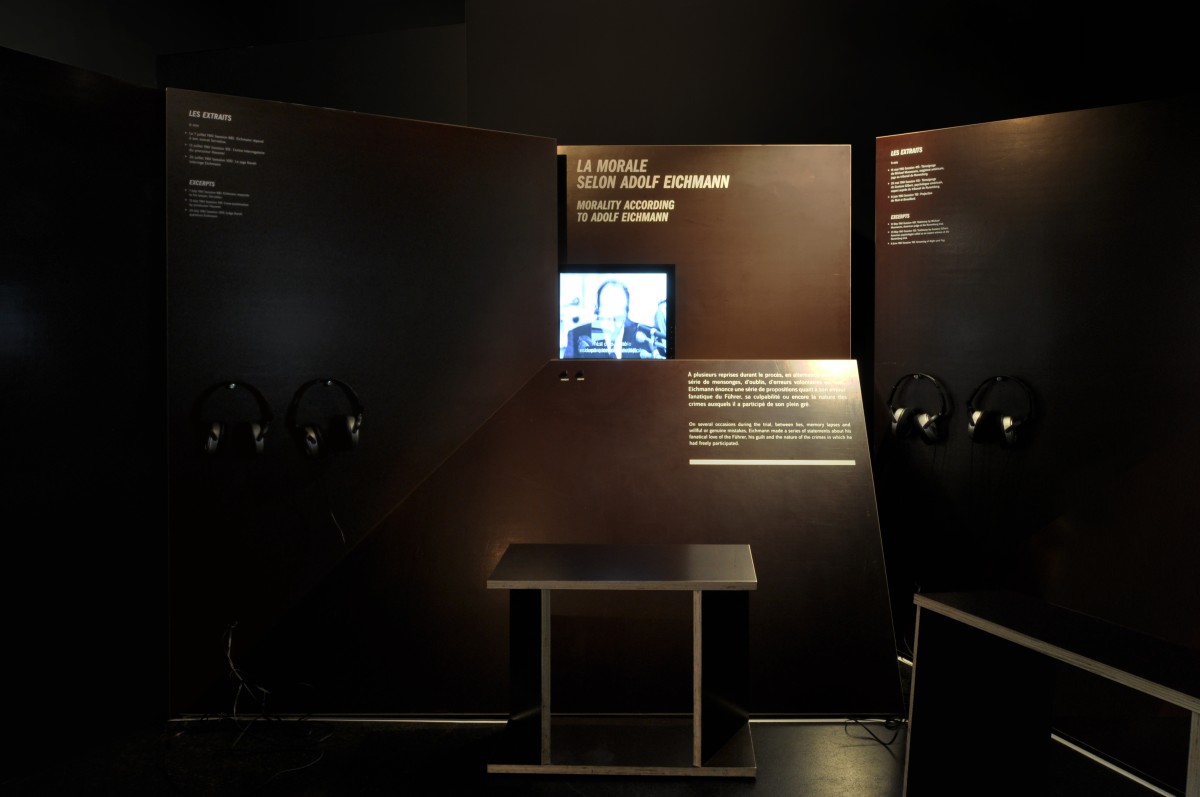 scénographie de l'exposition "juger Eichmann". Mémorial de la Shoah.