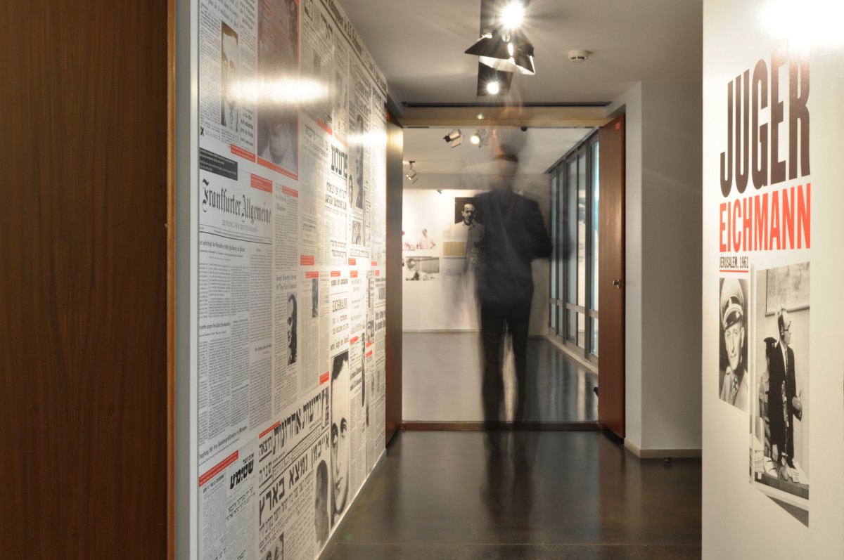 scénographie de l'exposition "juger Eichmann". Mémorial de la Shoah.