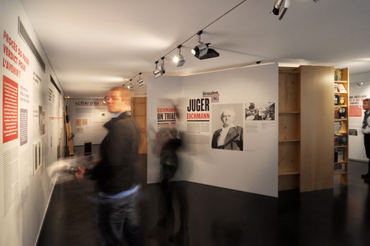 scénographie de l'exposition "juger Eichmann". Mémorial de la Shoah.