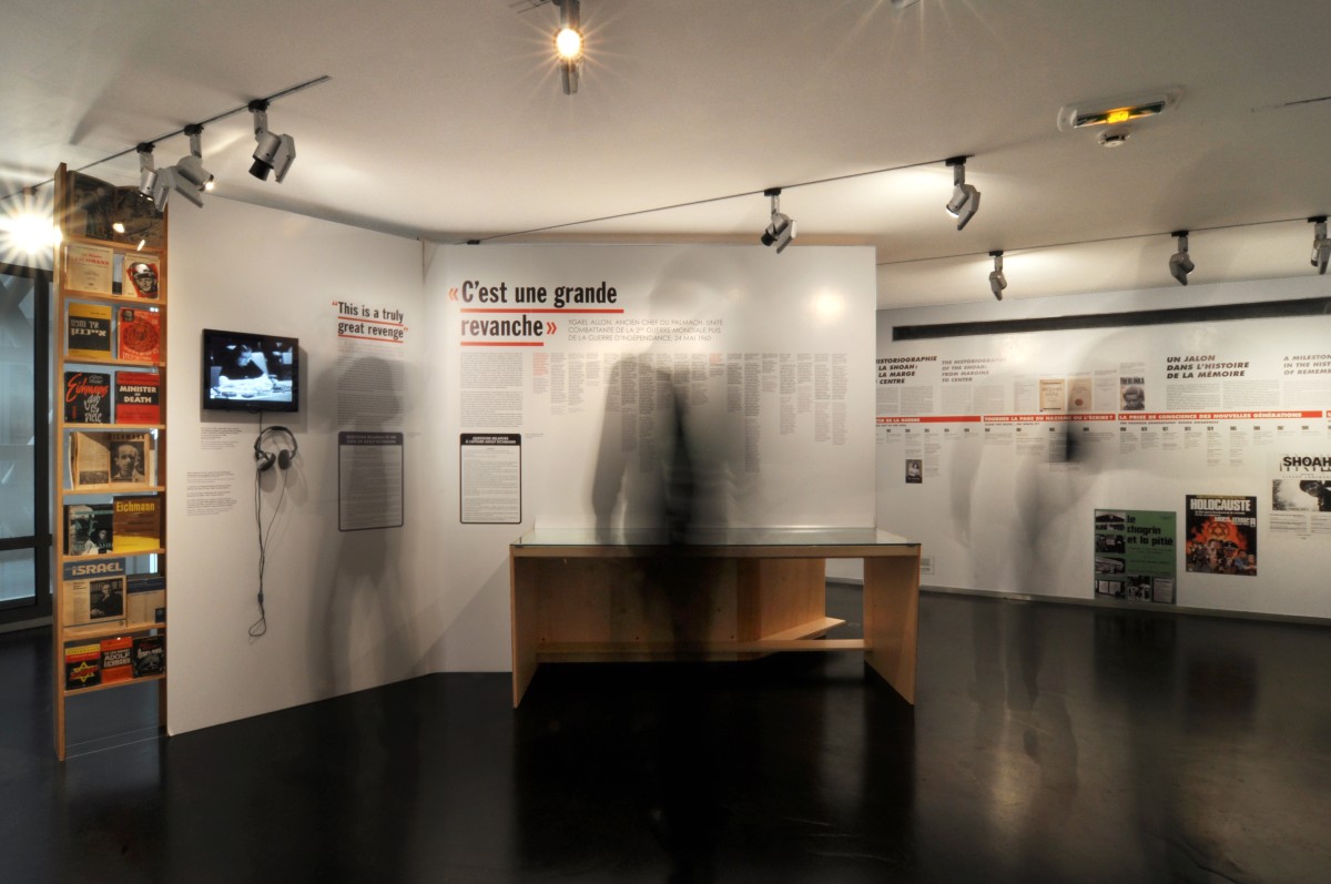 scénographie de l'exposition "juger Eichmann". Mémorial de la Shoah.